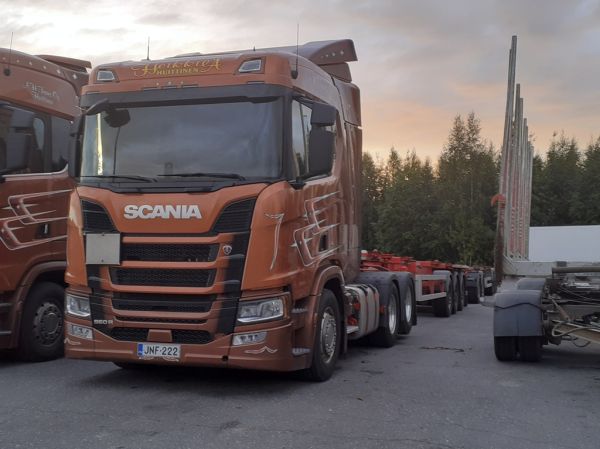 AH Transin Scania 560R
AH Trans Oy:n Scania 560R hct-yhdistelmä.
Avainsanat: AH-Trans Scania 560R ABC Hirvaskangas Hct