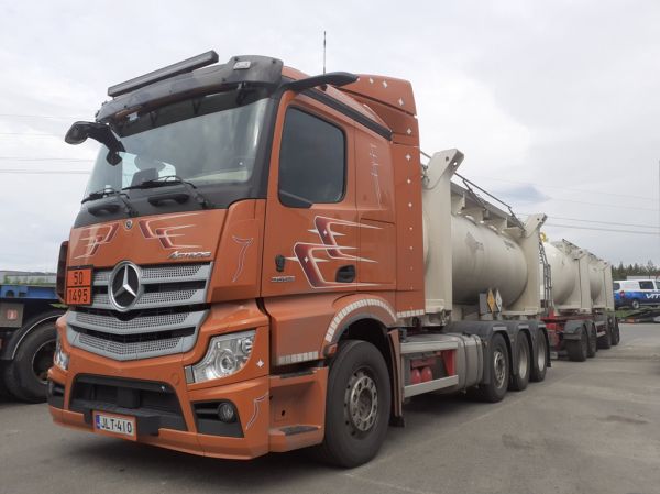 AH-Transin MB 3553 Actros
AH Trans Oy:n MB 3553 Actros säiliöyhdistelmä.
Avainsanat: AH-Trans MB 3553 Actros