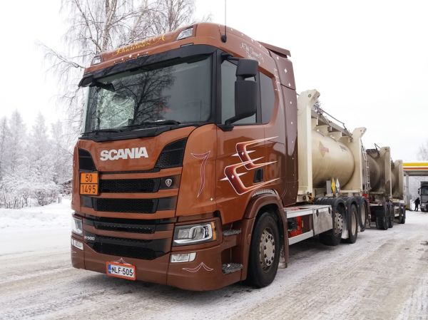 AH-Transin Scania R500
AH Trans Oy:n Scania R500 säiliöyhdistelmä.
Avainsanat: AH-Trans Scania R500 Shell Hirvaskangas