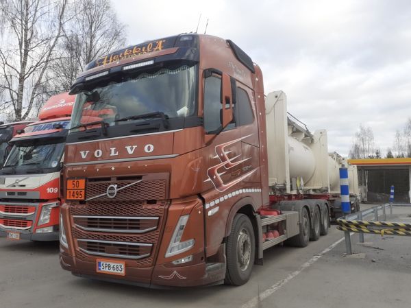 AH Transin Volvo FH500
AH Trans Oy:n Volvo FH500 säiliöyhdistelmä.
Avainsanat: AH-Trans Volvo FH500 Shell Hirvaskangas