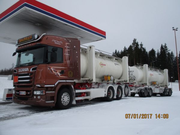 AH Transin Scania R520
AH Trans Oy:n Scania R520 säiliöyhdistelmä.
Avainsanat: AH-Trans Scania R520 ABC Hirvaskangas