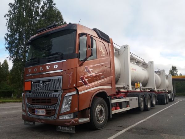 AH Transin Volvo FH16 
AH Trans Oy:n Volvo FH16 säiliöyhdistelmä.
Avainsanat: AH-Trans Volvo FH16 Shell Hirvaskangas