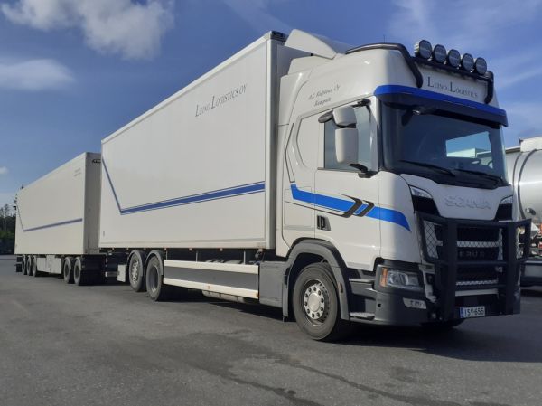 Klikkaa kuvaa nähdäksesi se täysikokoisena
==============
AK Kuljetuksen Scania 560R
Leino Logisticsin ajossa oleva AK Kuljetus Oy:n Scania 560R täysperävaunuyhdistelmä.
Avainsanat: Leino AK-Kuljetus Scania 560R ABC Hirvaskangas AK Kuljetuksen Scania 560R
Leino Logisticsin ajossa oleva AK Kuljetus Oy:n Scania 560R täysperävaunuyhdistelmä.
Avainsanat: Leino AK-Kuljetus Scania 560R ABC Hirvaskangas
