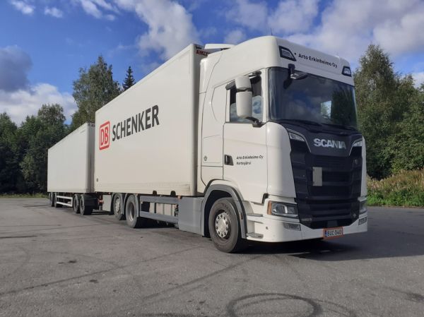 A Erkinheimon Scania 580S
A Erkinheimo Oy:n Scania 580S täysperävaunuyhdistelmä.
Avainsanat: Erkinheimo Scania 580S ABC Hirvaskangas Schenker