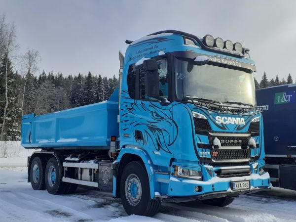 A Kärnän Scania 560R XT
A Kärnä Oy:n Scania 560R XT vaihtolava-auto.
Avainsanat: Kärnä Scania 560R XT