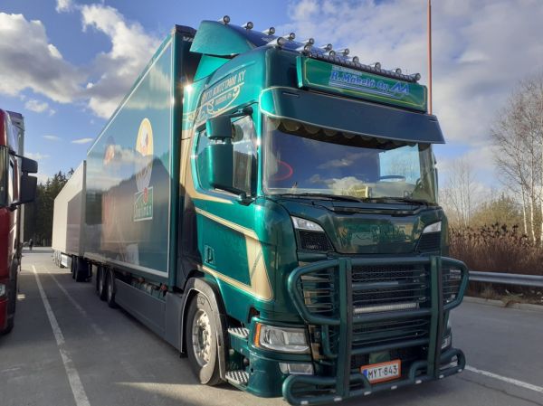 A Kortetmaan Scania R540
R Mäkelän ajossa oleva A Kortetmaa Ky:n Scania R540 täysperävaunuyhdistelmä.
Avainsanat: Kortetmaa R-Mäkelä Snellman Scania R540 ABC Hirvaskangas