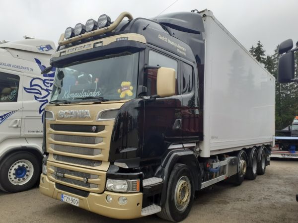 A Kumpulaisen Scania R580
A Kumpulaisen Scania R580 hakeauto.
Avainsanat: Kumpulainen Scania R580 Tahko25
