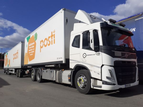 A Määräsen Volvo FM
Postin ajossa oleva A Määränen Oy:n Volvo FM täysperävaunuyhdistelmä.
Avainsanat: Määränen Volvo FM Posti ABC Hirvaskangas