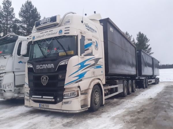 A Mäkisen Scania R580
A Mäkisen Scania R580 täysperävaunuyhdistelmä.
Avainsanat: Mäkinen Scania R580 Jareks Keltanokka Shell Hirvaskangas