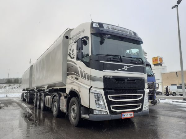 A Myllymäen Volvo FH540
A Myllymäki Oy:n Volvo FH540 täysperävaunuyhdistelmä.
Avainsanat: Myllymäki Volvo FH540 Shell Hirvaskangas