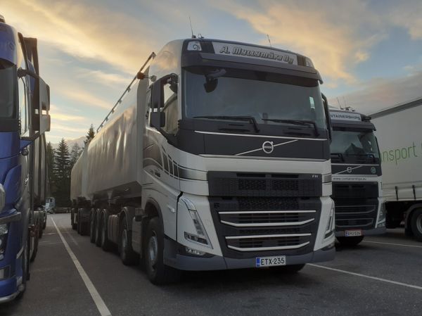 A Myllymäen Volvo FH540
A Myllymäki Oy:n Volvo FH540 täysperävaunuyhdistelmä.
Avainsanat: Myllymäki Volvo FH540 ABC Hirvaskangas