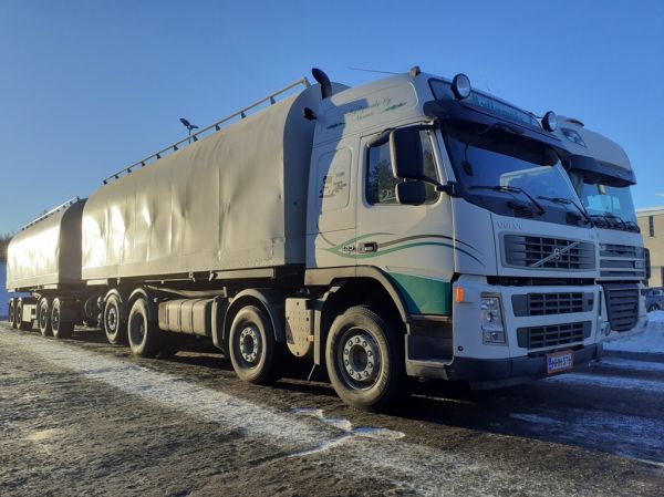 A Myllymäen Volvo FM440
A Myllymäen Volvo FM440 täysperävaunuyhdistelmä.  

Avainsanat: Myllymäki Volvo FM440 Shell Hirvaskangas