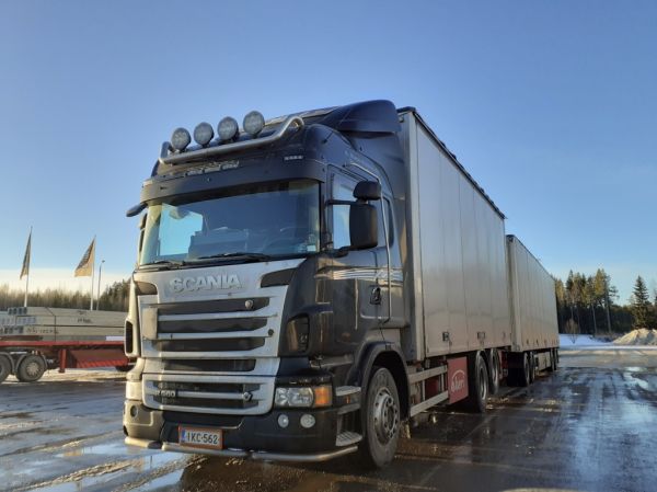 A Niemi-Nikkolan Scania R560
A Niemi-Nikkola Ky:n Scania R560 täysperävaunuyhdistelmä.
Avainsanat: Niemi-Nikkola Scania R560 ABC Hirvaskangas