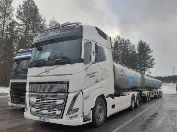 A Niemi-Nikkolan Volvo FH16
Valion ajossa oleva A Niemi-Nikkola Ky:n Volvo FH16 säiliöyhdistelmä.
Avainsanat: Valio Niemi-Nikkola Volvo FH16 ST1 Hirvaskangas