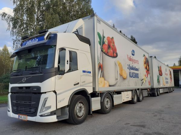 A Pöytälaakson Volvo FM540
Valion ajossa oleva A Pöytälaakso Oy:n Volvo FM540 täysperävaunuyhdistelmä.
Avainsanat: Valio Pöytälaakso Volvo FH540 Shell Hirvaskangas Valiojogurtti