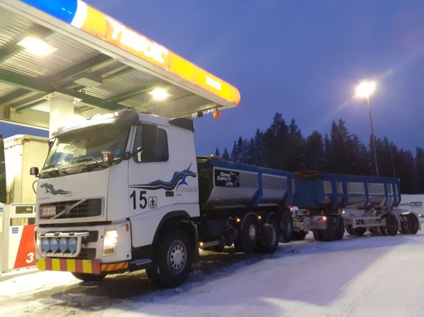 A Riihimäen Volvo FH12
Hämeen Kuljetus Oy:n ajossa oleva A Riihimäen Volvo FH12 sorayhdistelmä.
Avainsanat: Riihimäki Volvo FH12 ABC Hirvakangas 15 Hämeen Kuljetus