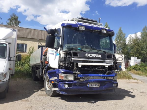 AR Transport Oy:n Scania 124
AR Transport Oy:n nosturilla varustettu Scania R124 jonkun haaverin jäljiltä.

Avainsanat: AR Transport Ruuska Scania 124