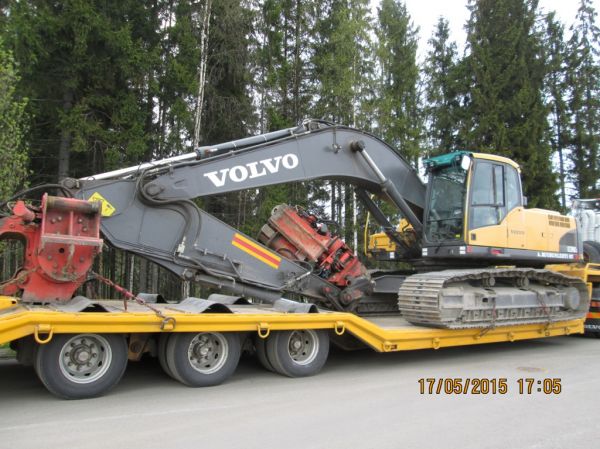 Maanrakennusliike A Ruusunlehden Volvo EC290CL 
Maanrakennusliike A Ruusunlehti Oy:n Volvo EC290CL kaivinkone.
Avainsanat: Ruusunlehti Volvo EC290CL ABC Hirvaskangas