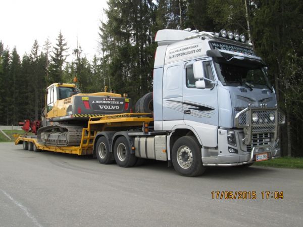 Maanrakennusliike A Ruusunlehden Volvo FH16 
Maanrakennusliike A Ruusunlehti Oy:n Volvo FH16 lavettiyhdistelmä.
Avainsanat: Ruusunlehti Volvo FH16 ABC Hirvaskangas