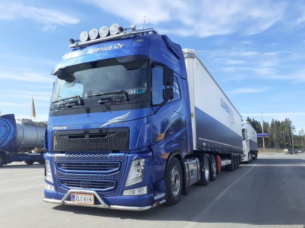 A Seleniuksen Volvo FH
A Selenius Oy:n Volvo FH puoliperävaunuyhdistelmä.
Avainsanat: Selenius Volvo FH ABC Hirvaskangas