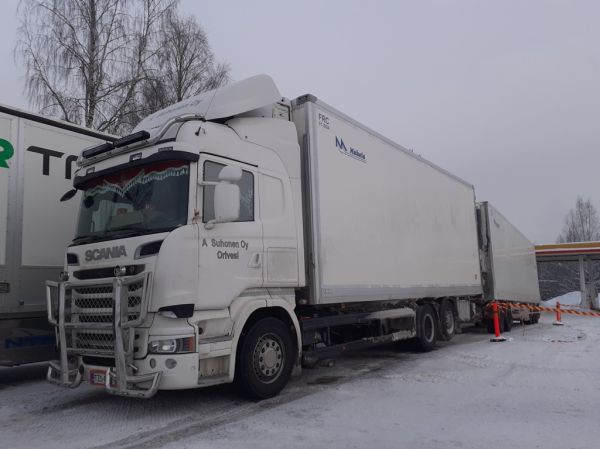 A Suhosen Scania R520
R Mäkelän ajossa oleva A Suhonen Oy:n Scania R520 täysperävaunuyhdistelmä.
Avainsanat: R-Mäkelä Suhonen Scania R520 Shell Hirvaskangas