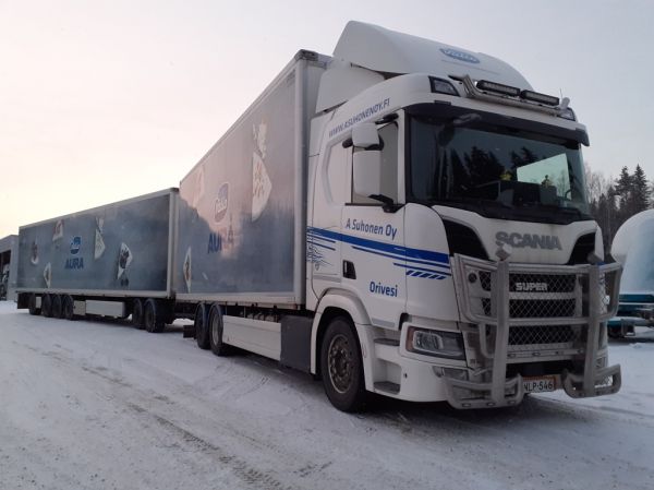 A Suhosen Scania R500
Valion ajossa oleva A Suhonen Oy:n Scania R500 täysperävaunuyhdistelmä.
Avainsanat: Valio Suhonen Scania R500 Aurajuusto