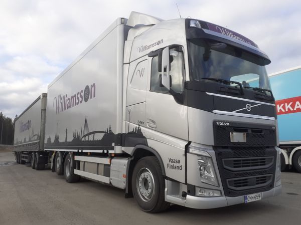 A Williamssonin Volvo FH500
A Williamsson Oy Ab:n Volvo FH500 täysperävaunuyhdistelmä.
Avainsanat: Williamsson Volvo FH500 ABC Hirvaskangas
