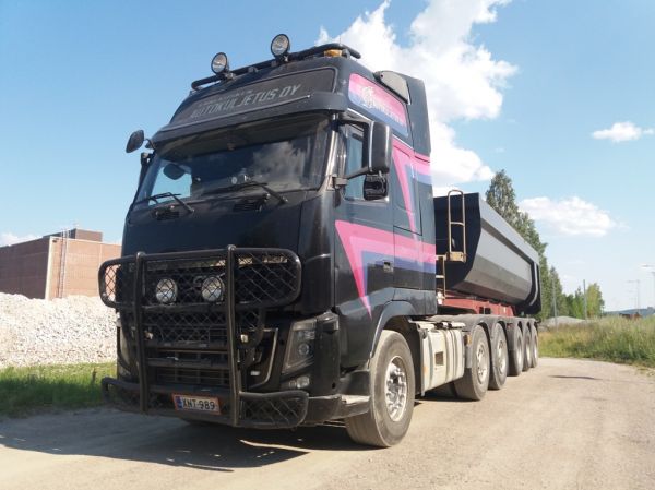 Äänekosken Autokuljetuksen Volvo FH16
Äänekosken Autokuljetus Oy:n Volvo FH16 sorapuolikas.
Avainsanat: Äänekosken-Autokuljetus Volvo FH16