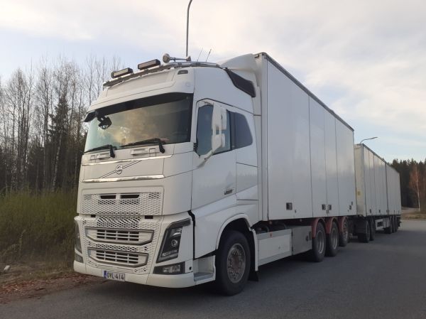 Äänekosken Autokuljetuksen Volvo FH
Äänekosken Autokuljetus Oy:n Volvo FH täysperävaunuyhdistelmä.
Avainsanat: Äänekosken-Autokuljetus Volvo FH Hirvaskangas