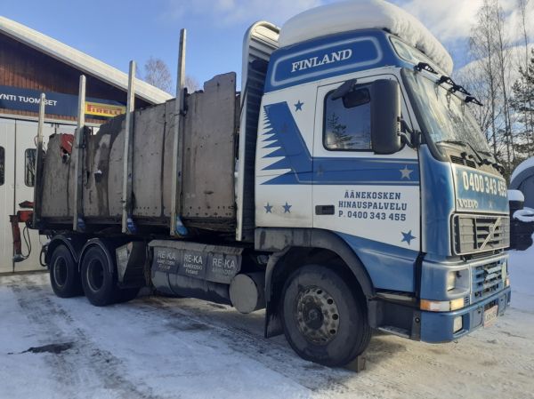 Äänekosken Hinauspalvelun Volvo FH12
Äänekosken Hinauspalvelun nosturilla varustettu Volvo FH12 puutavara-auto.
Avainsanat: Hinauspalvelu Volvo FH12