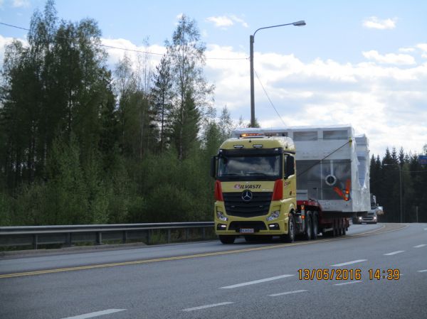 Äänekosken erikoiskuljetus 13.5.2016
Silvasti Heavy Oy:n MB 3351 Actros lavettiyhdistelmä tuomassa lastia Äänekosken biotuotetehtaan työmaalle.
Avainsanat: Silvasti Heavy MB 3351 Actros Erikoiskuljetus