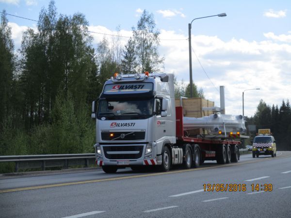 Äänekosken erikoiskuljetus 13.5.2016
Silvasti Heavy Oy:n Volvo FH lavettiyhdistelmä tuomassa lastia Äänekosken biotuotetehtaan työmaalle.
Avainsanat: Silvasti Heavy Volvo FH Erikoiskuljetus