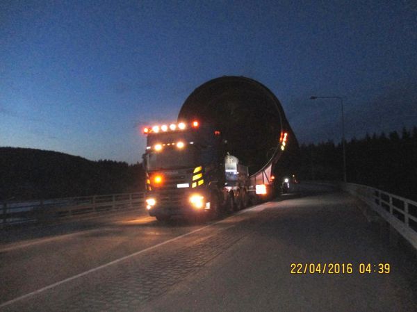 Äänekosken erikoiskuljetus 22.4.2016
Havator Oy:n Scania lavettiyhdistelmä tuomassa ensimmäistä Äänekosken Biotuotetehtaalle menossa olevaa säiliötä Paatelan kanavan ylittävällä sillalla Äänekosken Suolahdessa.
Avainsanat: Havator Scania Erikoiskuljetus