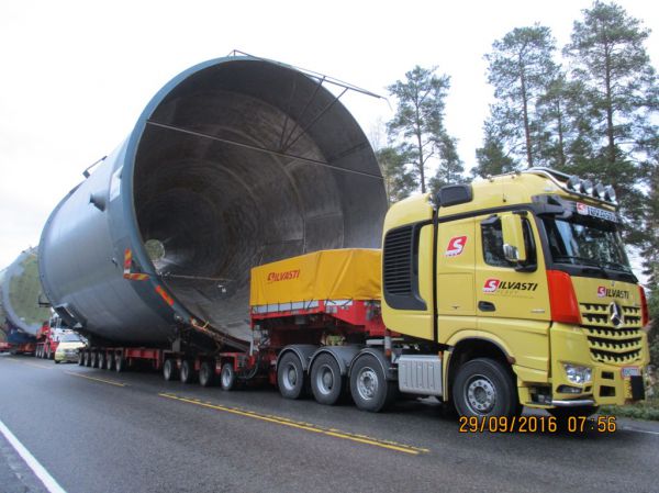 Äänekosken erikoiskuljetus 29.9.2016
Silvasti Heavyn MB 4163 Arocs lavettiyhdistelmä tuomassa toista valkaisutornin osaa Äänekosken Biotuotetehtaalle.
Avainsanat: Silvasti Heavy MB 4163 Arocs Erikoiskuljetus