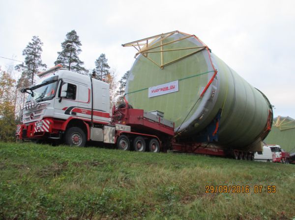 Äänekosken erikoiskuljetuskuljetus 29.9.2016
Vuorsola Oy:n MB 4165 Actros lavettiyhdistelmä tuomassa toista kloorisäiliötä Äänekosken Biotuotetehtaalle.
Avainsanat: Vuorsola MB 4165 Actros Erikoiskuljetus