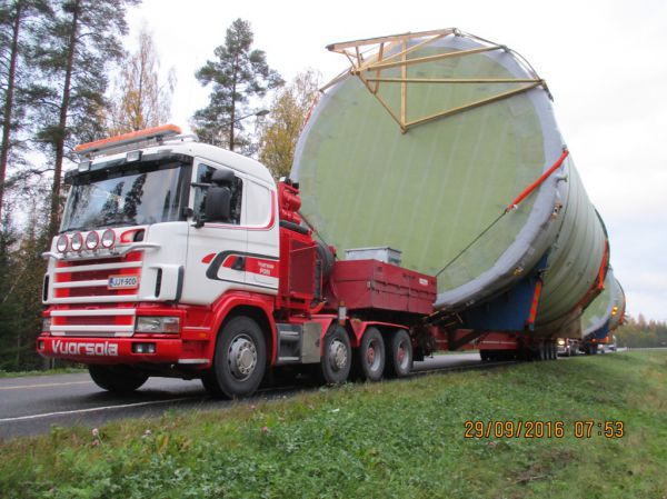 Äänekosken erikoiskuljetus 29.9.2016
Vuorsola Oy:n Scania lavettiyhdistelmä tuomassa kolmatta kloorisäiliötä Äänekosken Biotuotetehtaalle.
Avainsanat: Vuorsola Scania Erikoiskuljetus