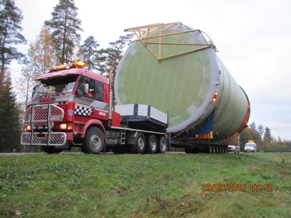 Äänekosken erikoiskuljetus 29.9.2016
Vuorsola Oy:n Scania 143 lavettiyhdistelmä tuomassa neljättä kloorisäiliötä Äänekosken Biotuotetehtaalle.
Avainsanat: Vuorsola Scania 143 Erikoiskuljetus