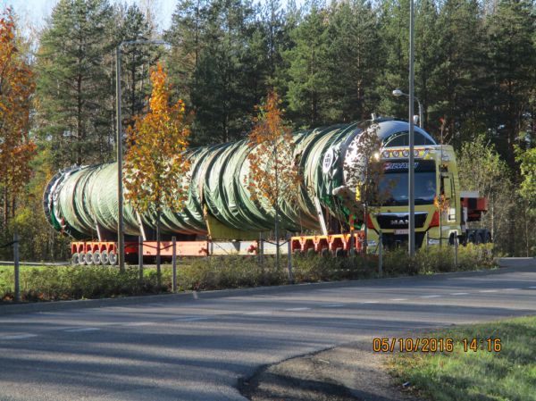 Äänekosken erikoiskuljetus 5.10.2016 
Äänekosken Biotuotetehtaalla menossa oleva erikoiskuljetus on kääntymässä Valtatie 4:ltä Kotakennääntielle.
Avainsanat: Silvasti Heavy MAN TGX 41.640 Erikoiskuljetus Pekka