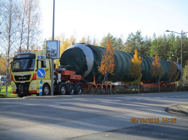 Äänekosken erikoiskuljetus 5.10.2016 
Kääntyminen risteyksestä onnistui hyvin.
Avainsanat: Silvasti Heavy MAN TGX 41.640 Erikoiskuljetus Pekka