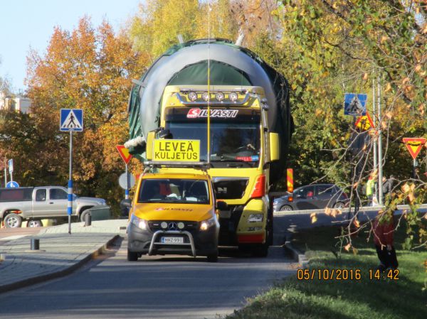 Äänekosken erikoiskuljetus 5.10.2016
Kotakennääntieltä on vihdoinkin päästy kääntymään Tehtaankadulle.
Avainsanat: Silvasti Heavy MAN TGX 41.640 Erikoiskuljetus Pekka