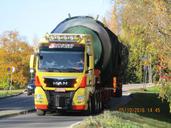 Äänekosken erikoiskuljetus 5.10.2016
Kuljetus matkaa "väärällä" puolella Tehtaankatua.
Avainsanat: Silvasti Heavy MAN TGX 41.640 Erikoiskuljetus Pekka