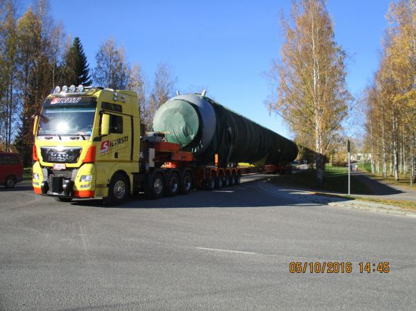 Äänekosken erikoiskuljetus 5.10.2016
Tehtaankadun ja Kuhnamontien risteystä ylitetään.
Avainsanat: Silvasti Heavy MAN TGX 41.640 Erikoiskuljetus Pekka
