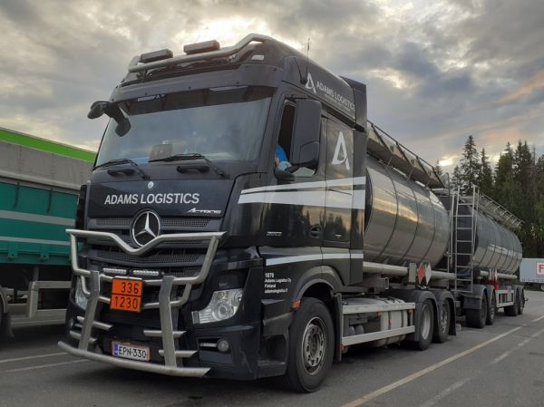 Adams Locisticsin MB 2553 Actros
Adams Logistics Oy:n MB 2553 Actros säiliöyhdistelmä.
Avainsanat: Adams Logistics MB 2553 Actros ABC Hirvaskangas 1070