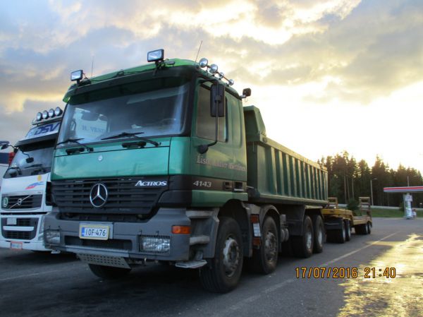 L Adler-Miettisen MB 4143 Actros
L Adler-Miettisen MB 4143 Actros maansiirtoauto.
Avainsanat: Adler-Miettinen MB 4143 Actros ABC Hirvaskangas