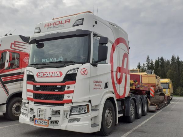 Kuljetusliike Rekilän Scania R650
Ahola Specialin ajossa oleva Kuljetusliike Rekilä Oy:n Scania R650 lavettiyhdistelmä.

Avainsanat: Rekilä Ahola-Special Scania R650 ABC Hirvaskangas