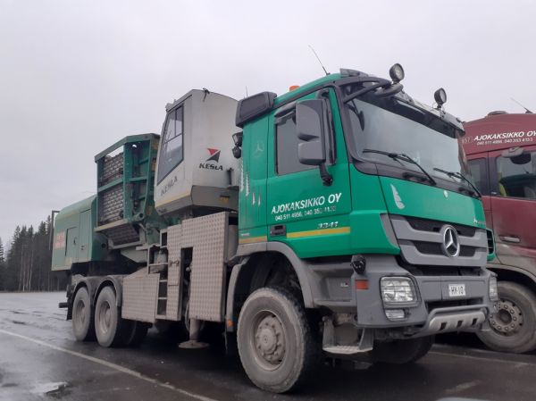 Ajokaksikon MB 3341 Actros
Ajokaksikko Oy:n MB 3341 Actros.
Avainsanat: Ajokaksikko MB 3341 Actros ABC Hirvaskangas