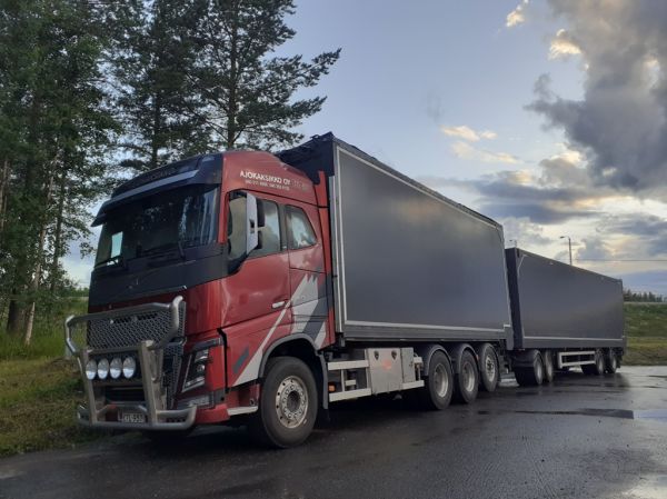 Ajokaksikon Volvo FH750
Ajokaksikko Oy:n Volvo FH750 hakeyhdistelmä.
Avainsanat: Ajokaksikko Volvo FH750 Shell Hirvaskangas