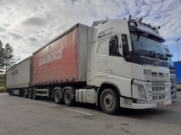 Ajokiidon Volvo FH
Transport Savikko Oy:n ajossa oleva Ajokiito Oy:n Volvo FH b-juna.
Avainsanat: Ajokiito Volvo FH Savikko Shell Hirvaskangas 154