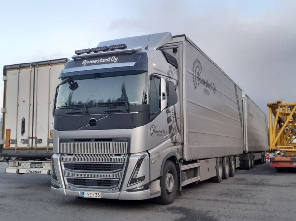 Klikkaa kuvaa nähdäksesi se täysikokoisena
==============
Ajomestarien Volvo FH16
Ajomestarit Oy:n Volvo FH16 täysperävaunuyhdistelmä.
Avainsanat: Ajomestarit Volvo FH16 ABC Hirvaskangas Ajomestarien Volvo FH16
Ajomestarit Oy:n Volvo FH16 täysperävaunuyhdistelmä.
Avainsanat: Ajomestarit Volvo FH16 ABC Hirvaskangas
