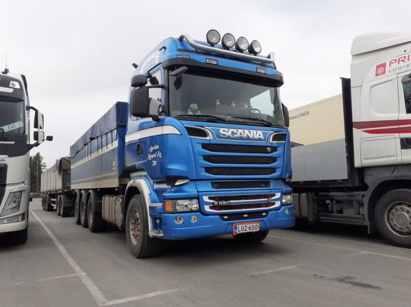 Ajuriliike Liljeqvistin Scania R620
Ajuriliike Liljeqvist Ky:n Scania R620 täysperävaunuyhdistelmä.
Avainsanat: Liljeqvist Scania R620 ABC Hirvaskangas